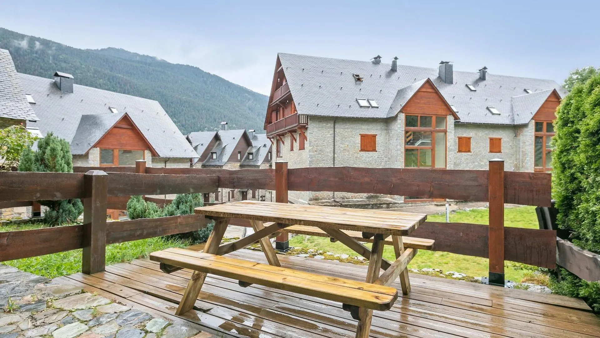 Luderna - Casa Con Terraza Somont Villa Naut Aran Spain